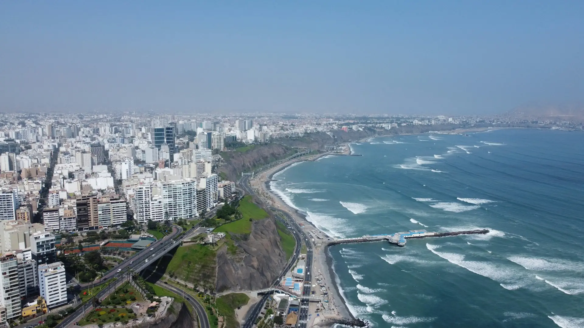 Vista aérea de Miraflores y la Costa Verde, en Lima